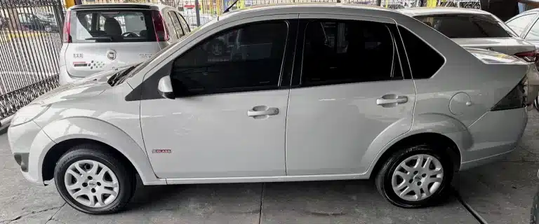 2011-12 Ford Fiesta Sedan 16 Prata - side - Nilson Car