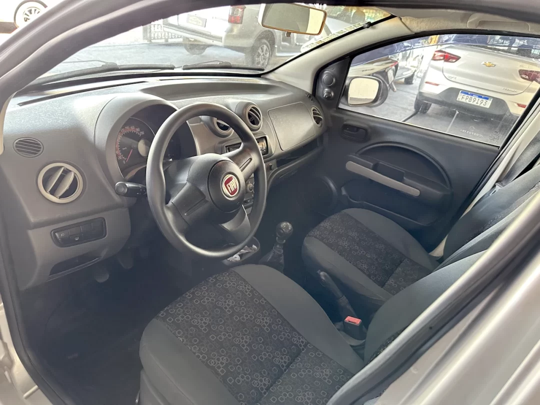 2011/12 Fiat Uno Vivace 1.0 Prata - front seat