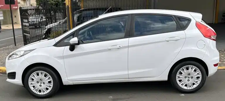 2016 Ford Fiesta Hatchback 15 Branco - side - Nilson Car