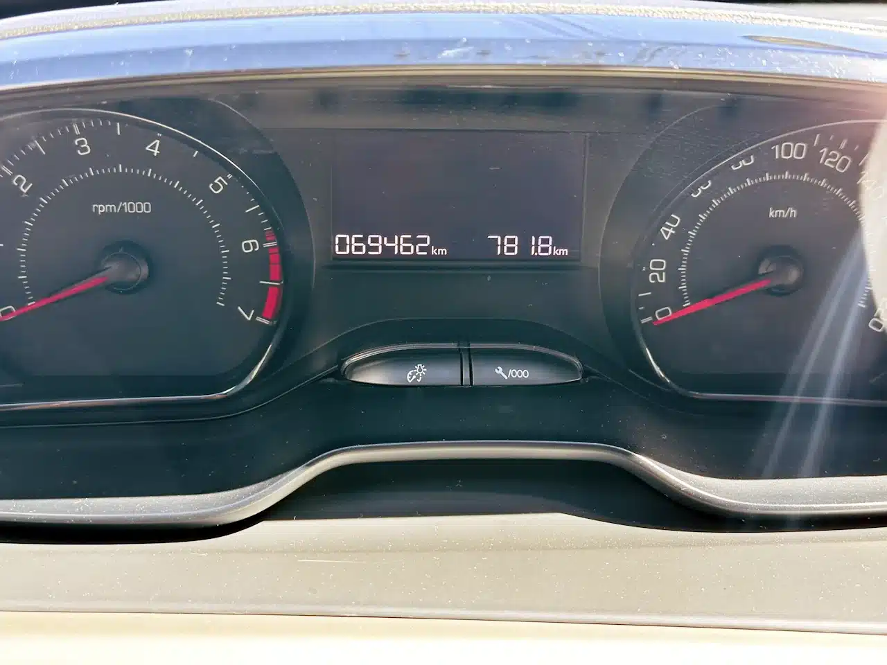 2016 PEUGEOT 2008 16 ALLURE BRANCA - odo - Nilson Car Close-up of a car's instrument cluster showing an odometer reading 69,462 km and a trip distance of 781.8 km, with the tachometer on the left and speedometer on the right.