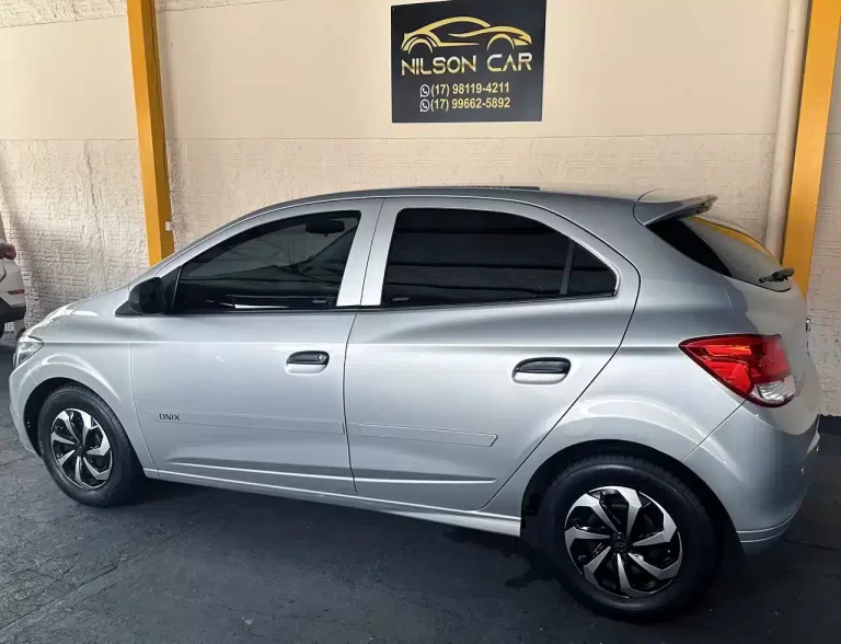 2017 Onix 10 MT Joy - side - Nilson Car