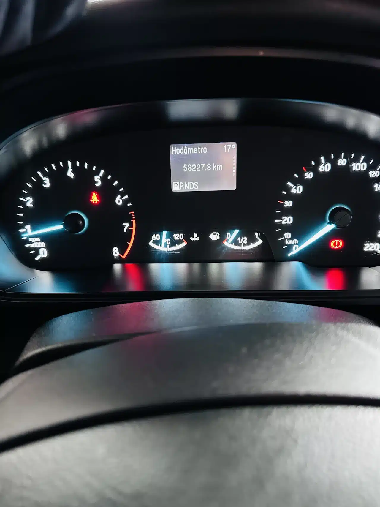 2020-21-Ford-Ecosport-SE-1_5-Branco-speedo - Nilson Car Car dashboard with speedometer and tachometer, central display shows 58,227.3 km and gear PRNDS; temperature 17°C; warning lights illuminated.