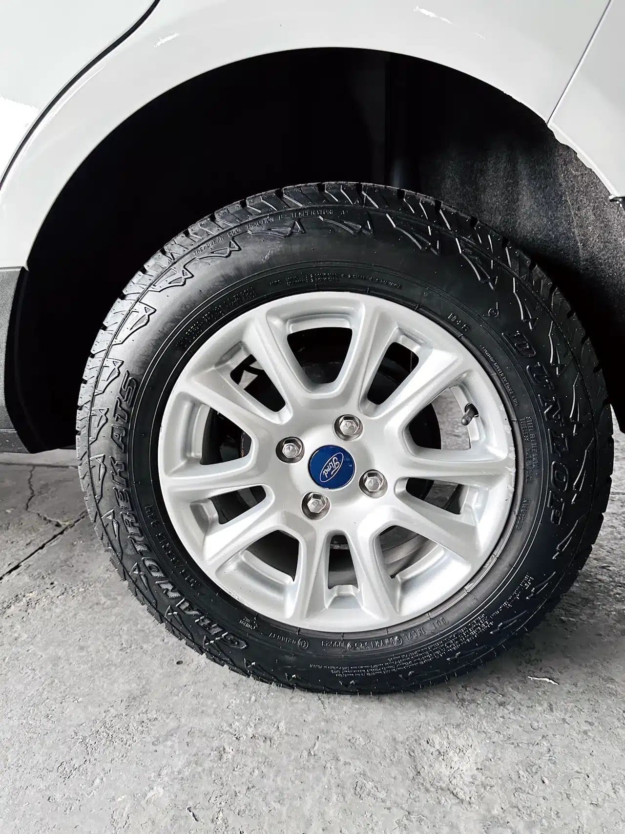 2020-21-Ford-Ecosport-SE-1_5-Branco-tire - Nilson Car Close-up of a Ford alloy wheel with a mounted tire on a white vehicle