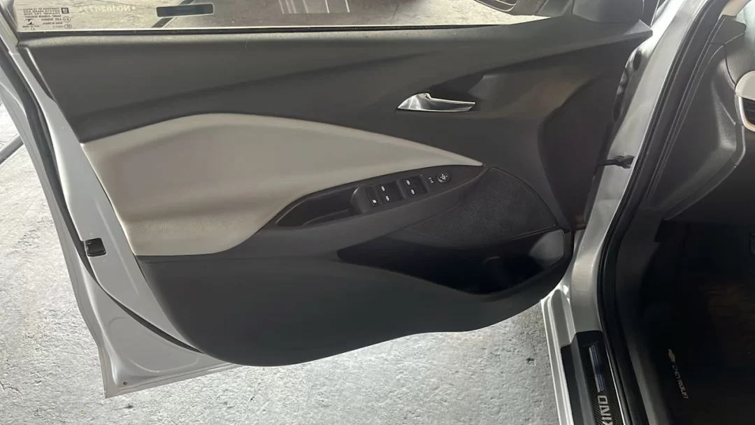 2022/22 Chevrolet Onix Plus Premier Turbo 1.3 prata - door