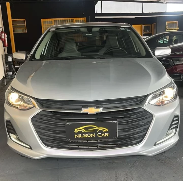 2022/22 Chevrolet Onix Plus Premier Turbo 1.3 prata - front