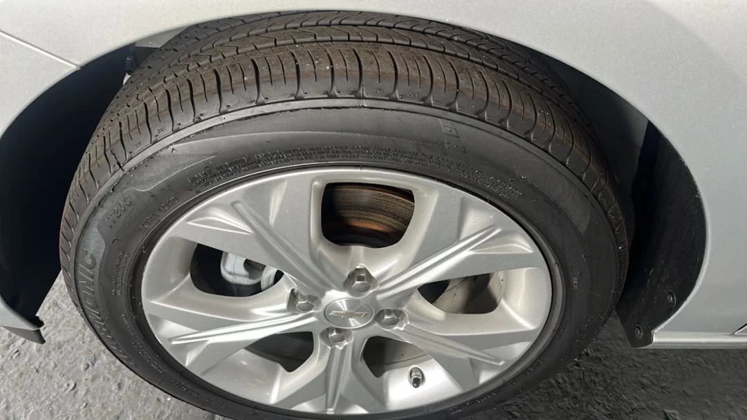 2022/22 Chevrolet Onix Plus Premier Turbo 1.3 prata - tire