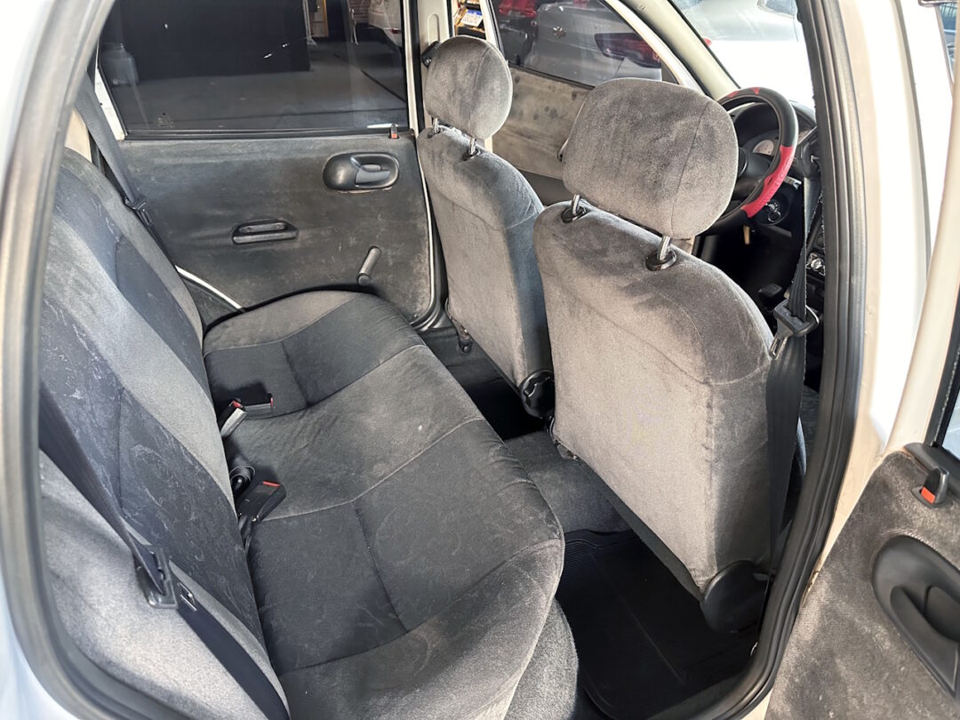 2001/02 GM Corsa Milenium 1.0 Bronco - back seat