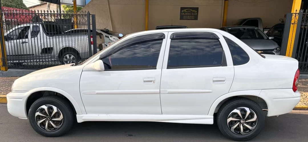 2001/02 GM Corsa Milenium 1.0 Bronco - side