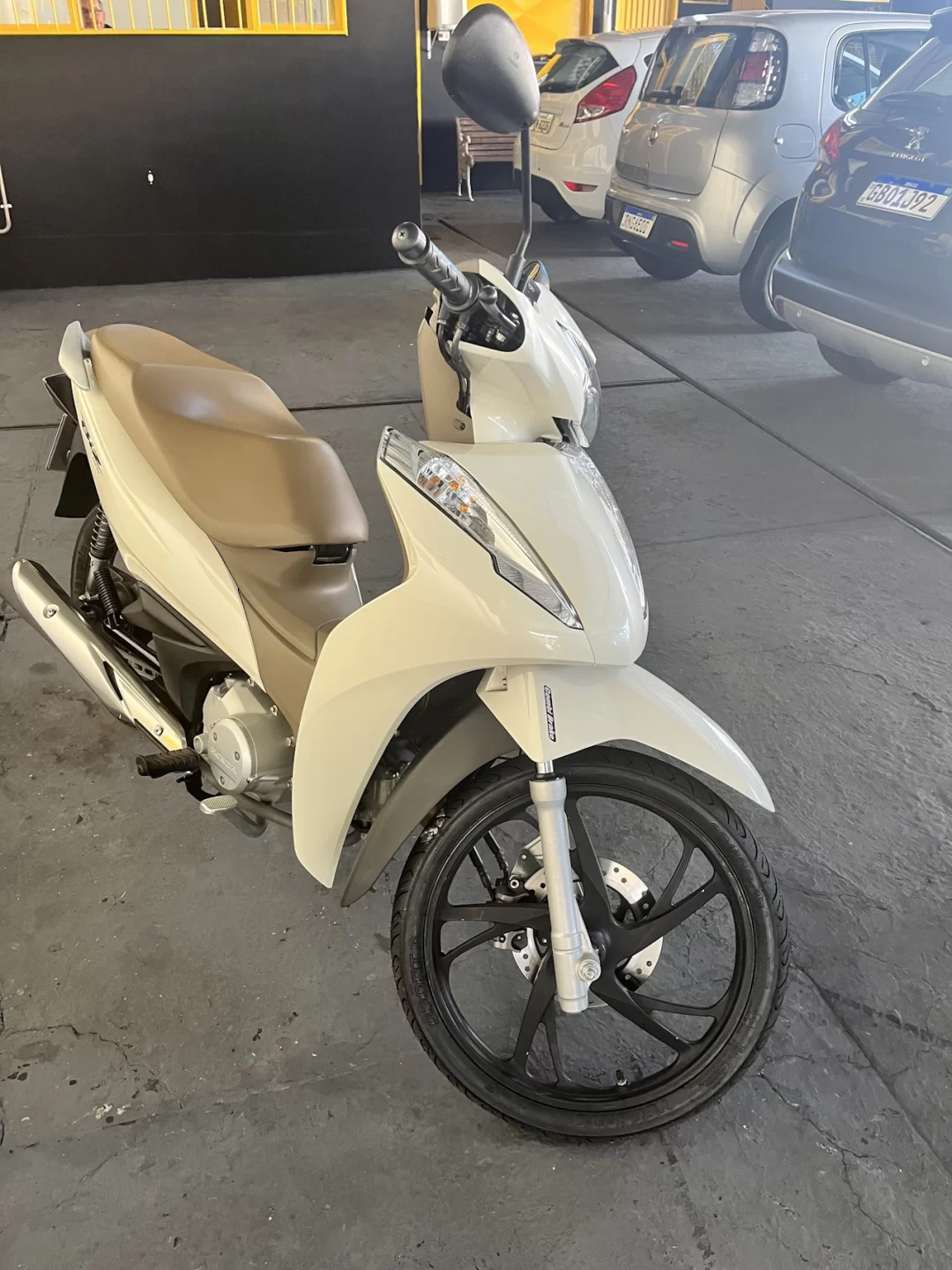 2020/20 Honda Biz 125 Branca - front side