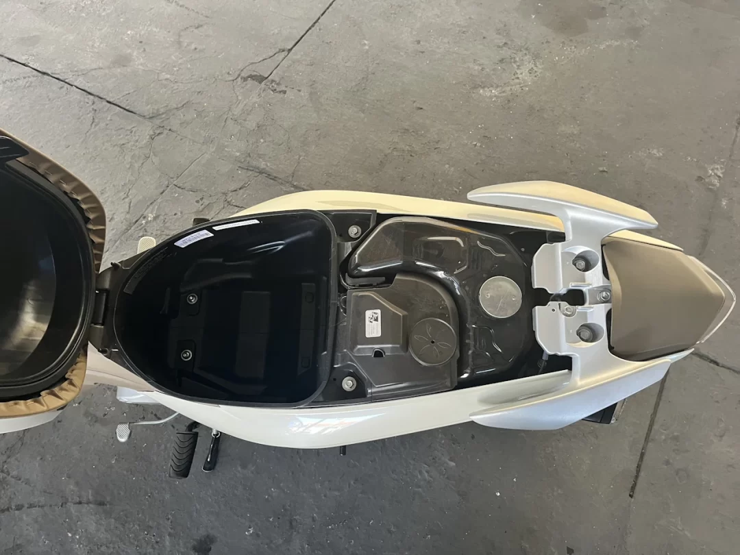 2020/20 Honda Biz 125 Branca - under seat