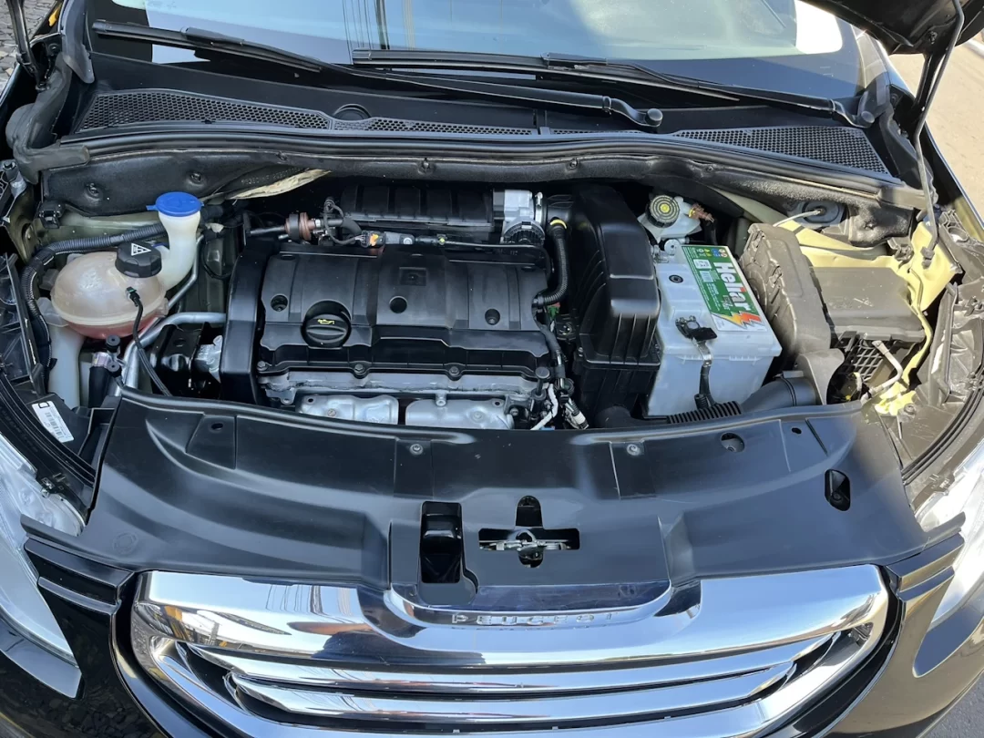 2015/2016 Peugeot 2008 Griffe A Perto - engine