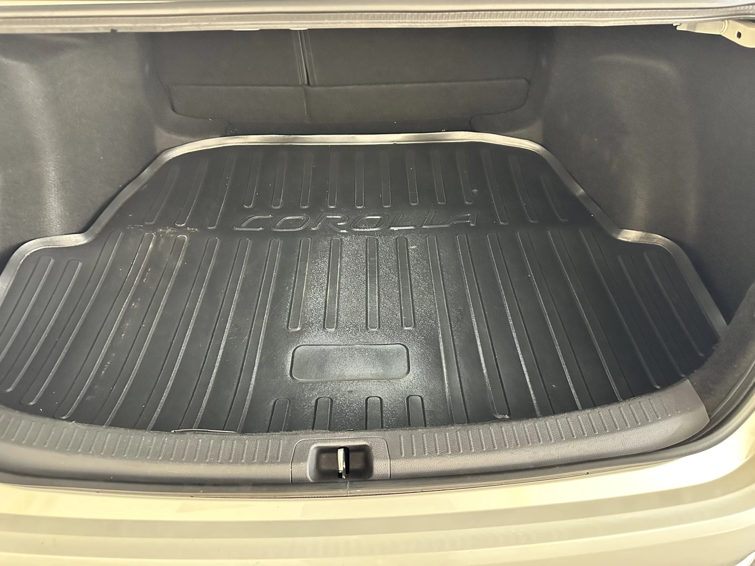 2021-22-toyota-corolla-xei-2-0-branco-perola - trunk